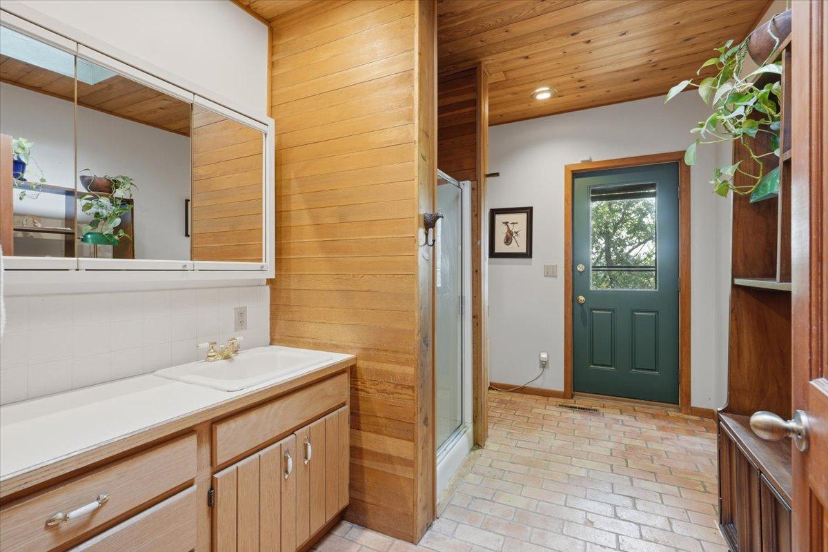 22-Bathroom 1.jpg