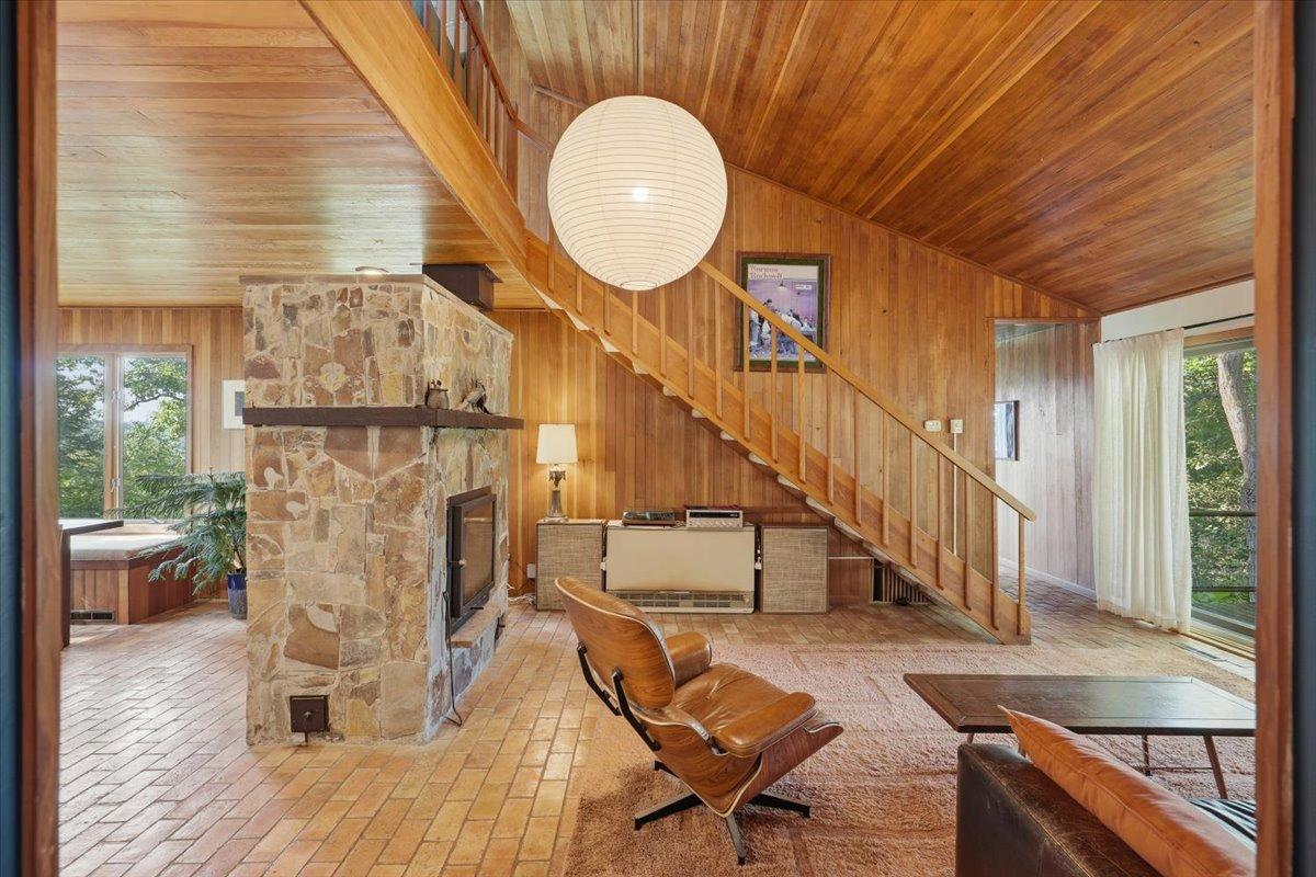 13-Living Room.jpg