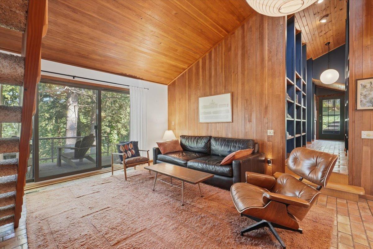 12-Living Room.jpg