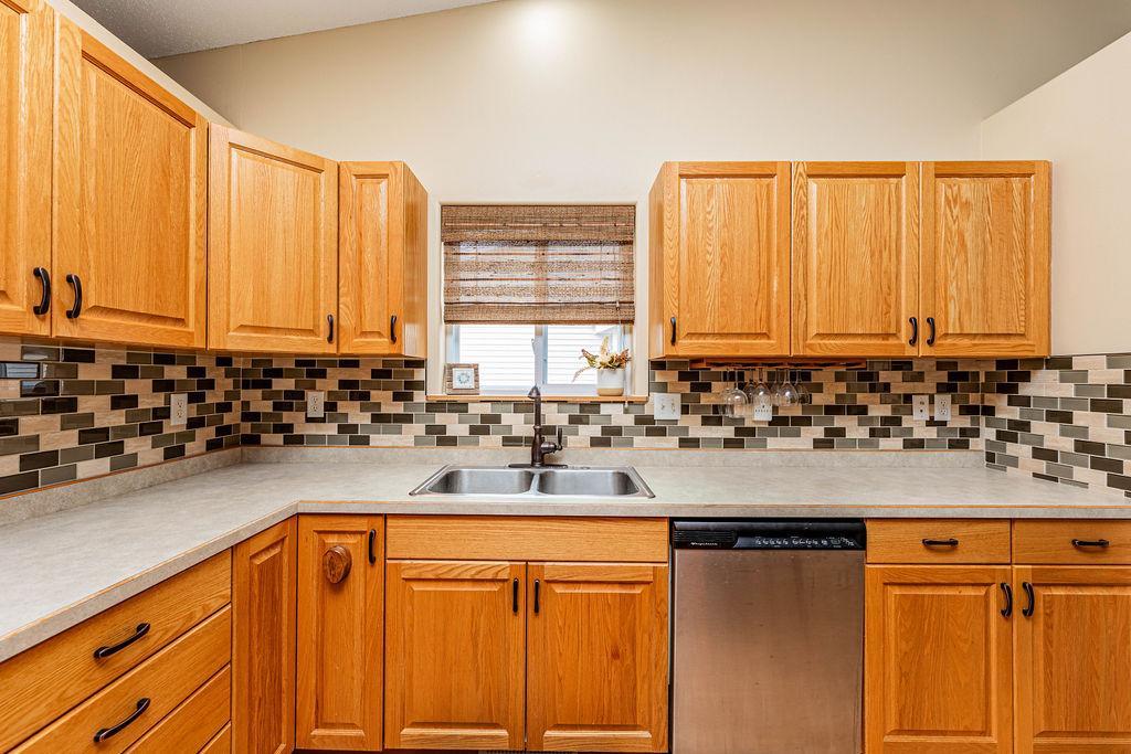 Kitchen w/ Tile Backsplash