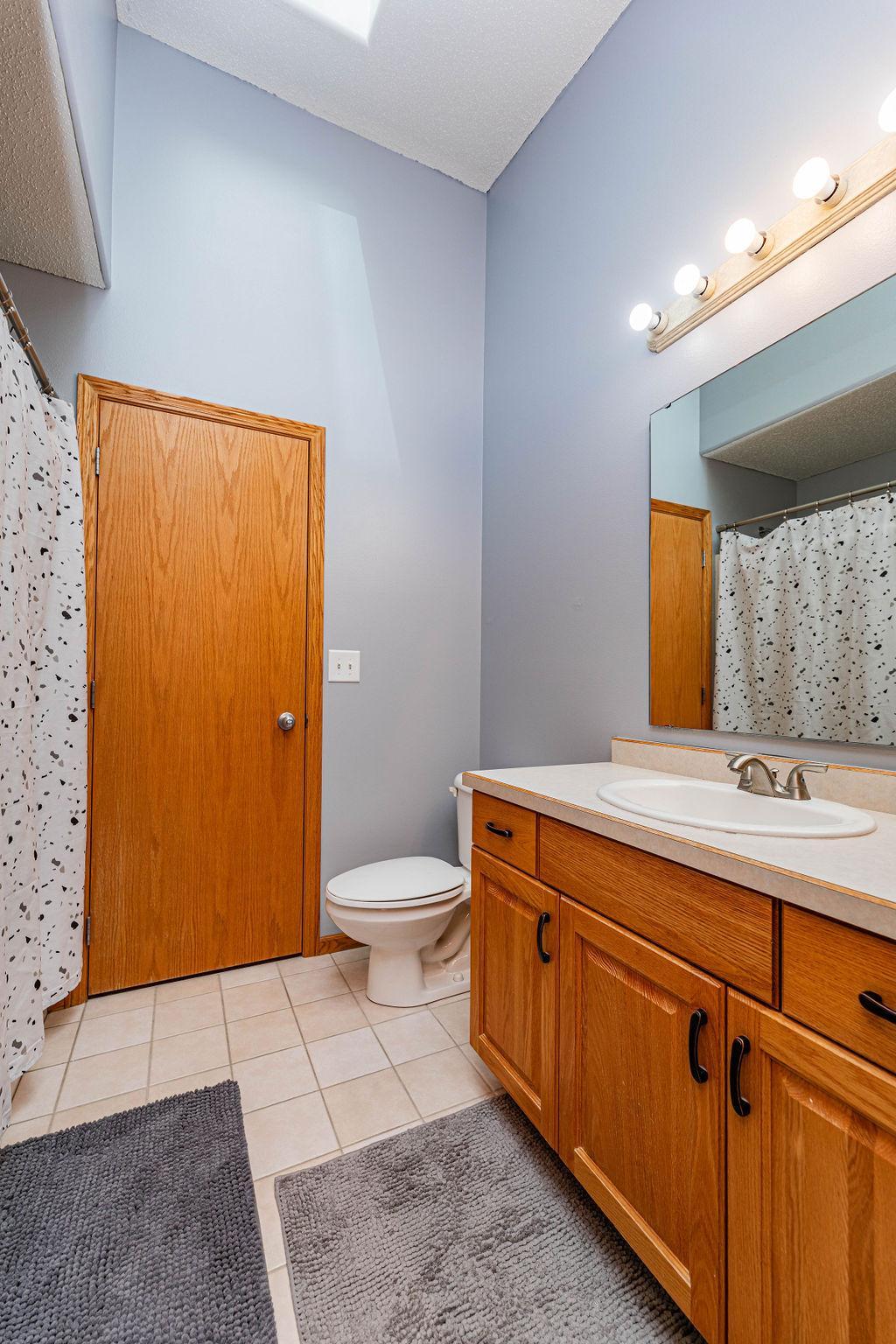 Upper-level Full Bath