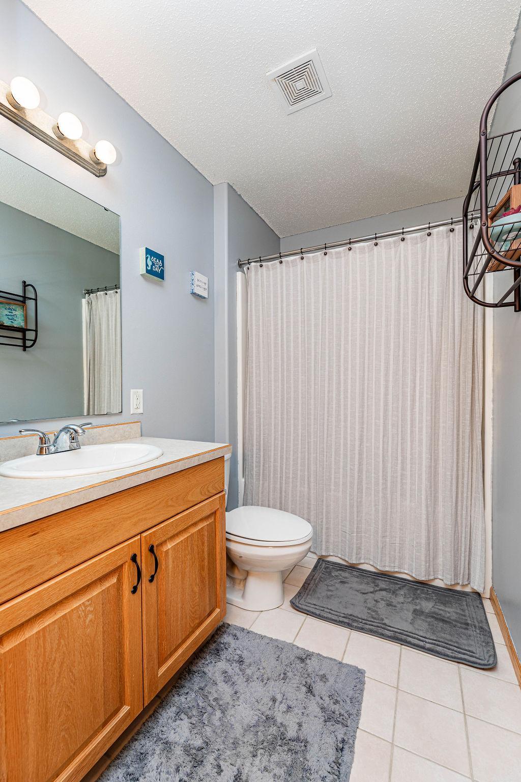 Lower-level Full Bath