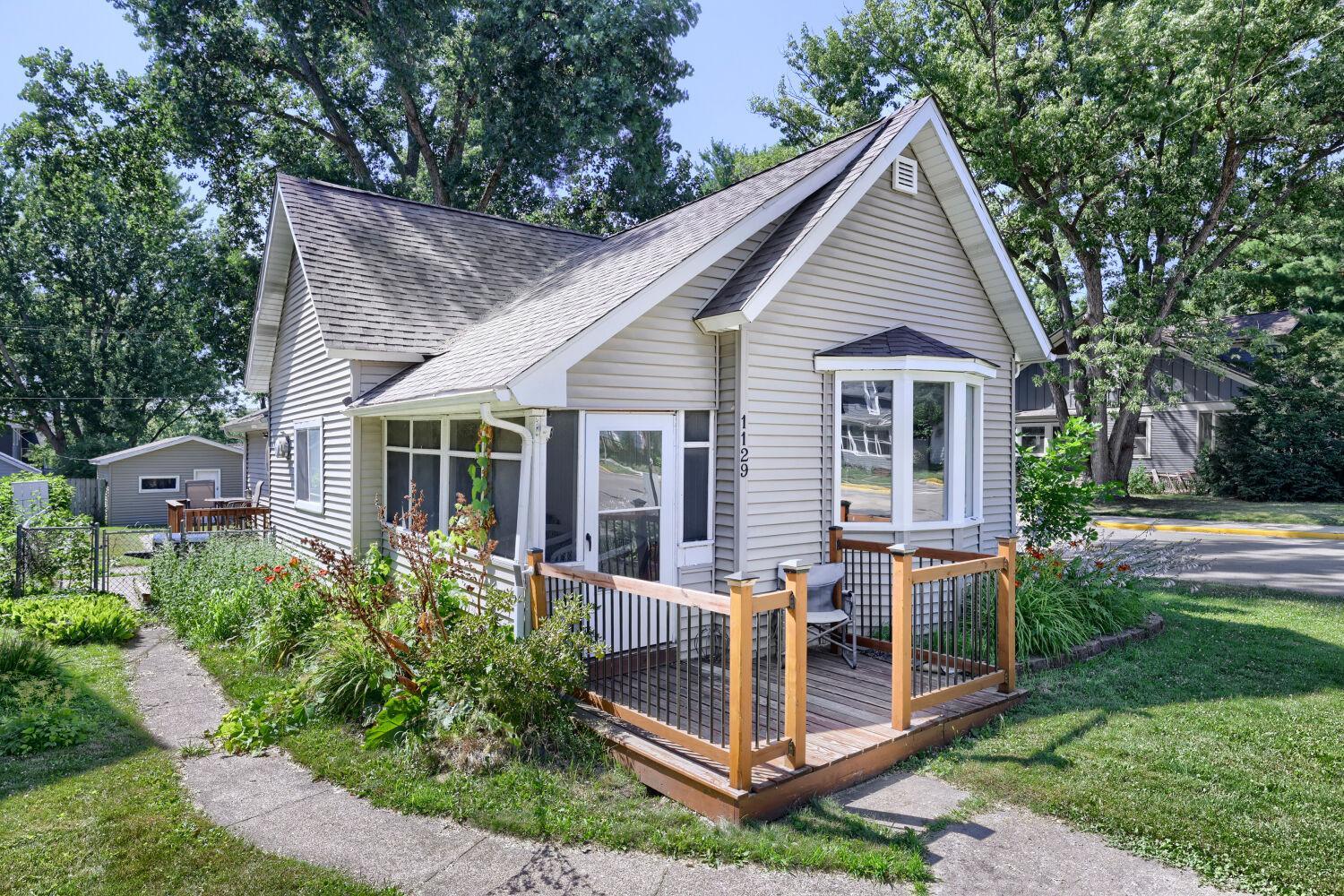 1129 2nd st. - Web Quality - 001 - 01 Exterior Front.jpg