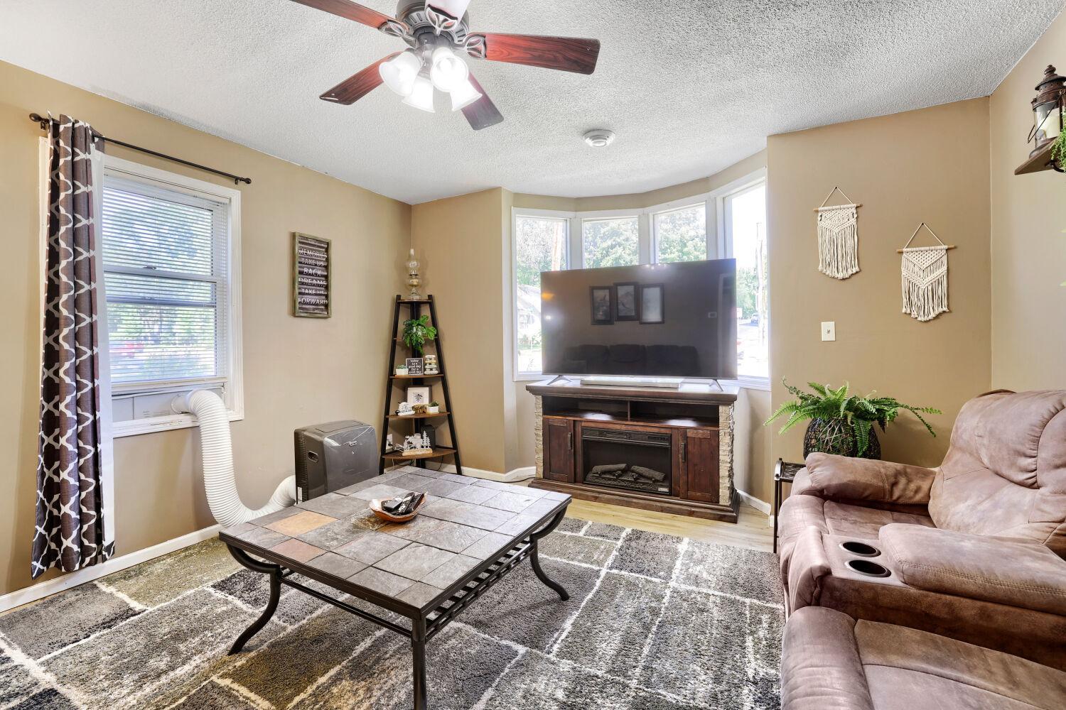 1129 2nd st. - Web Quality - 004 - 04 Living Room.jpg