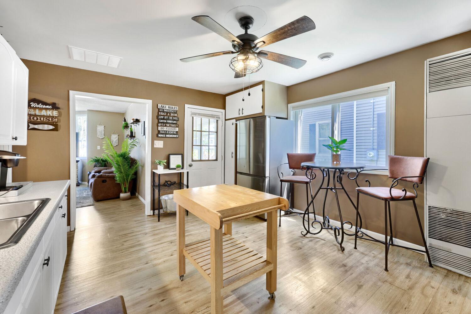 1129 2nd st. - Web Quality - 009 - 09 Breakfast Area.jpg