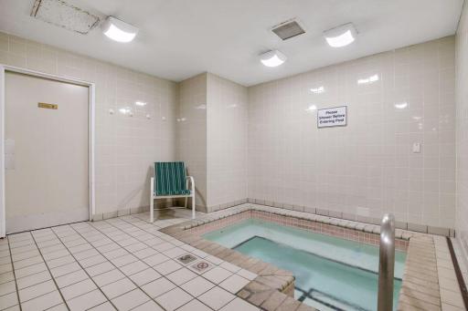 9zhottub.jpg