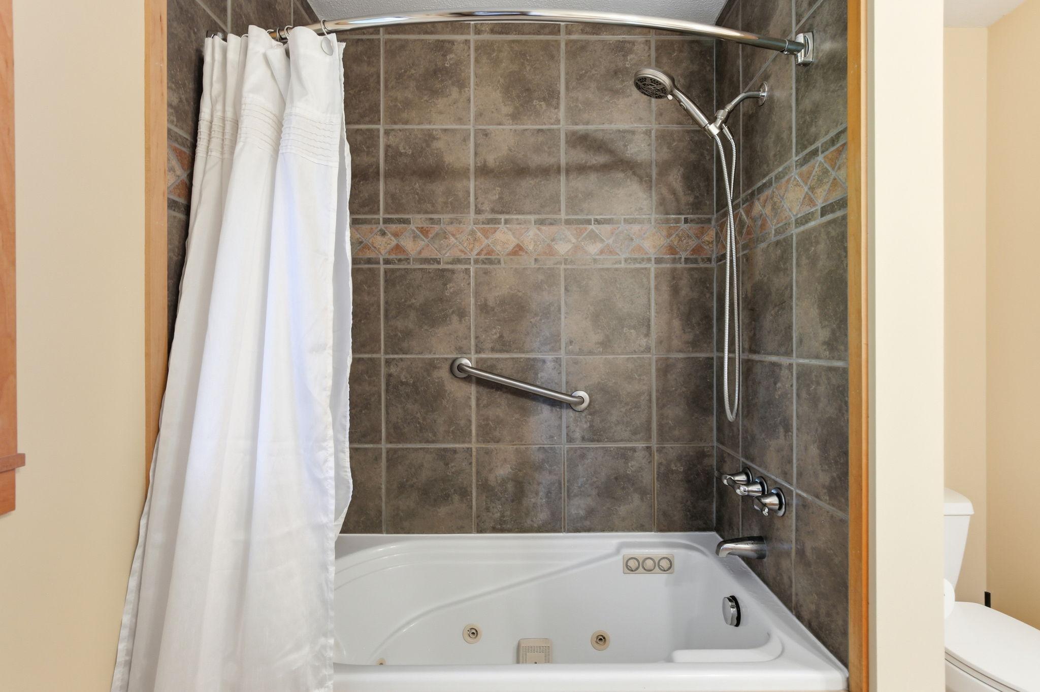 1400 Lia DR Primary Walk-through bath- Jetted Tub!