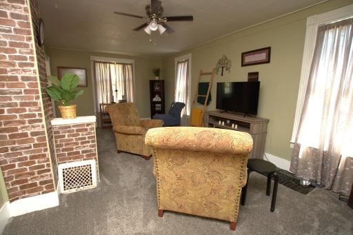 SPACIOUS LIVING ROMM