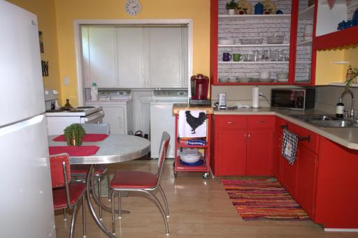 KITCHEN 7 DINING AREA