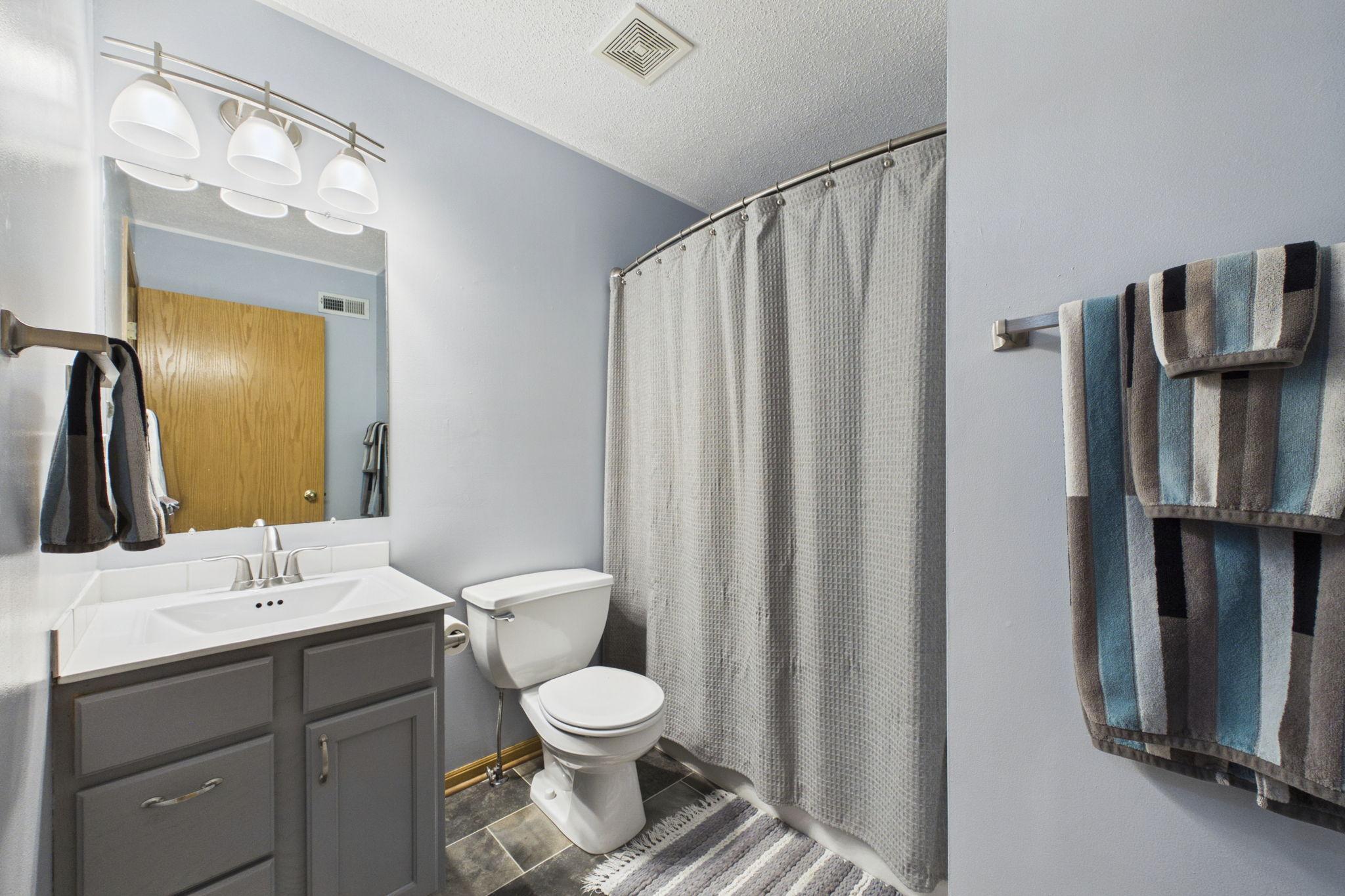 Upper Level full bath