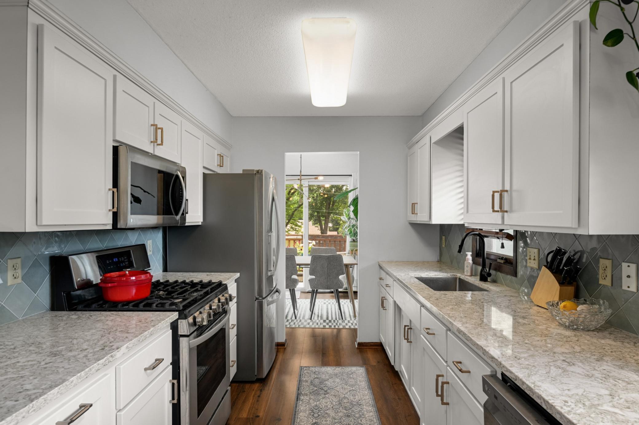 Featuring gorgous countertops and backsplash, you will love cooking here.
