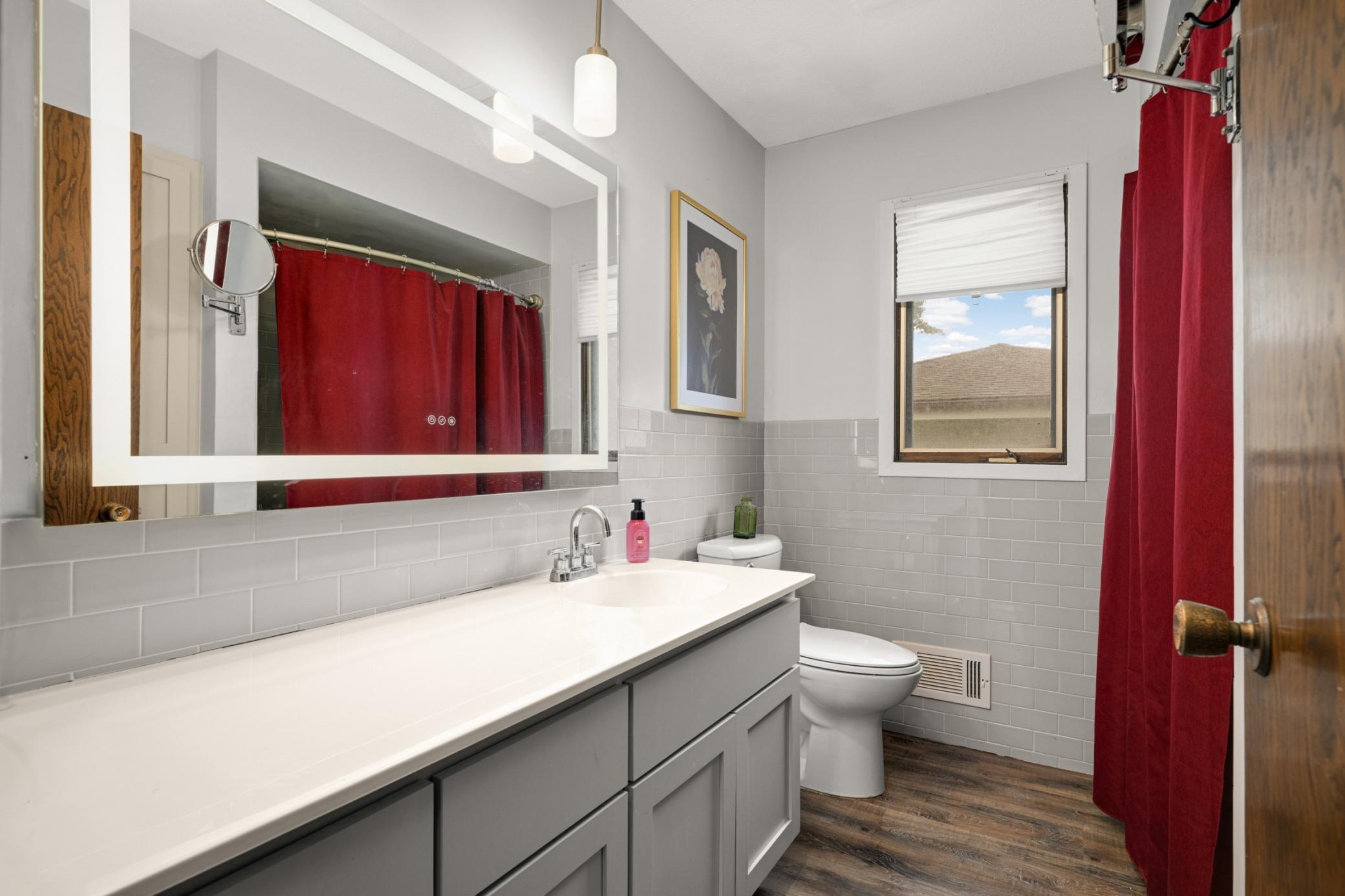 The full bath is well situated near the main floor bedrooms.