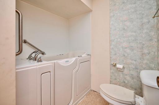 16 En Suite Bathroom II.jpg