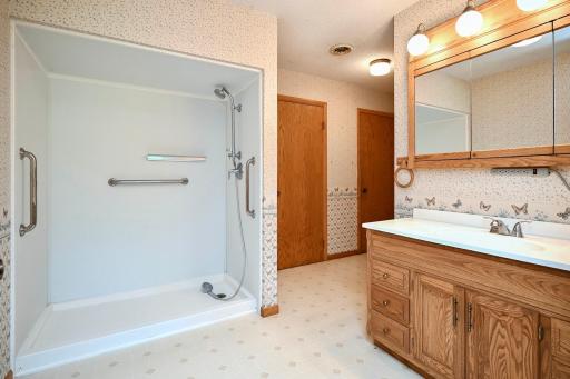 28 LL Bathroom.jpg