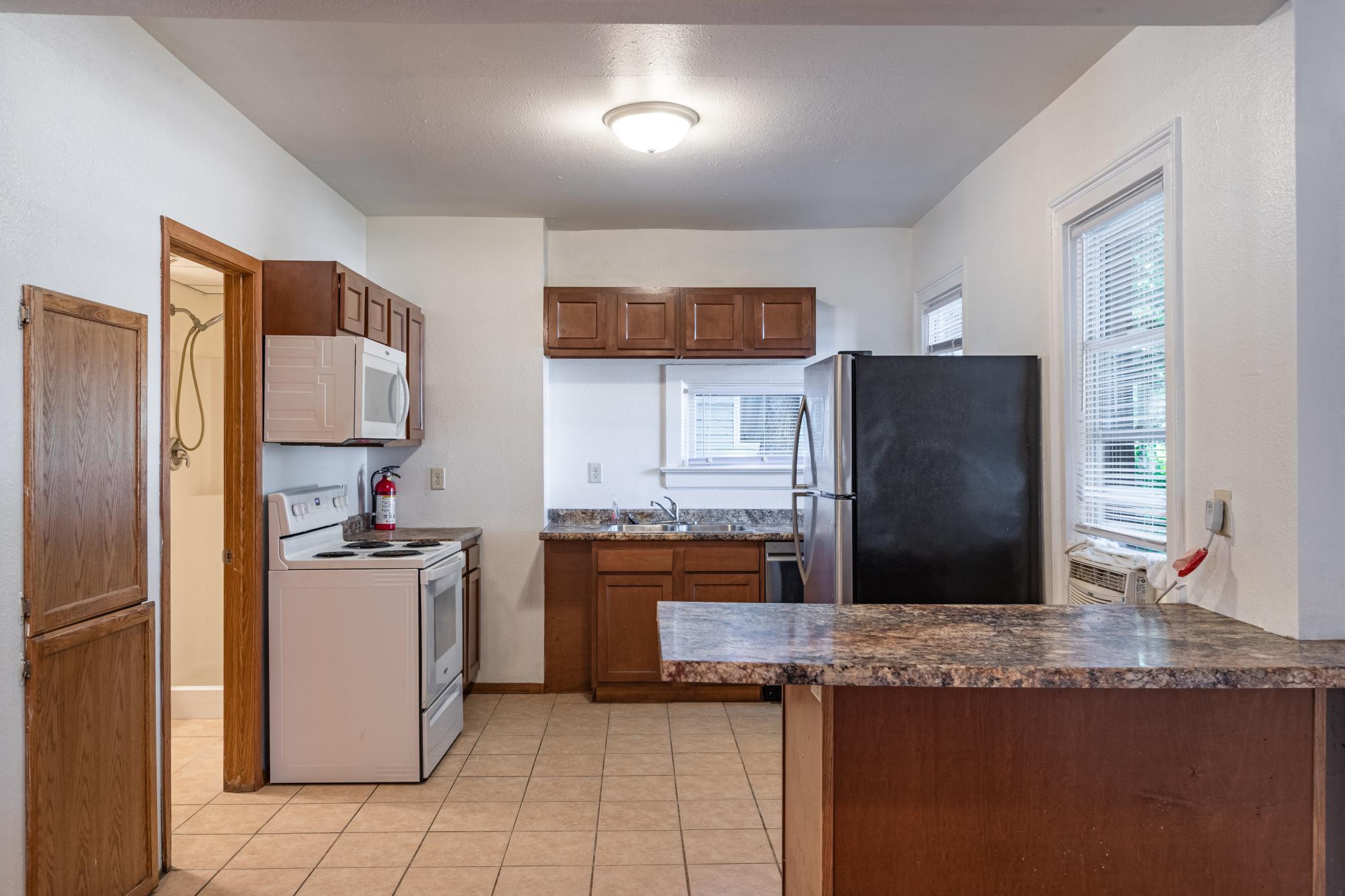 Well appointed kitchen with all appliances included