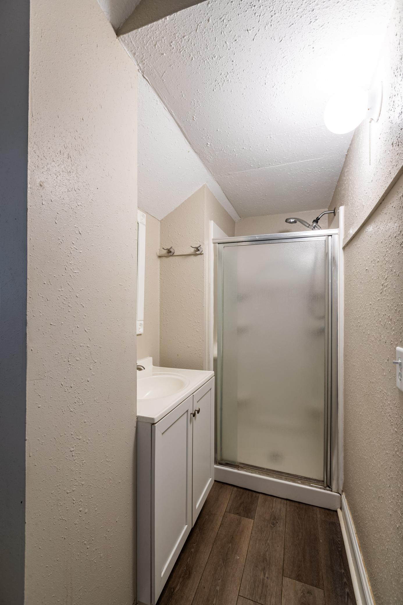 Upper unit - 3/4 bath