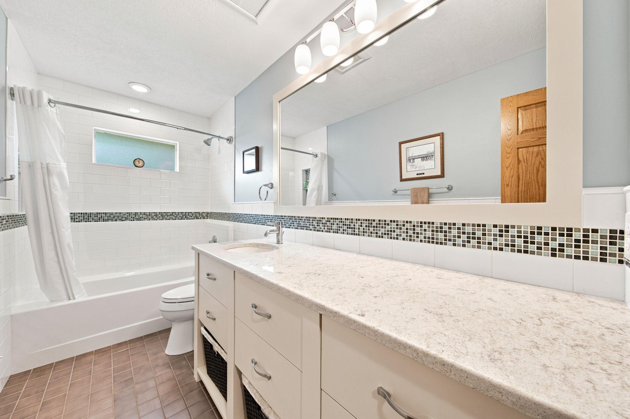 Wonderfully updated full bathroom!