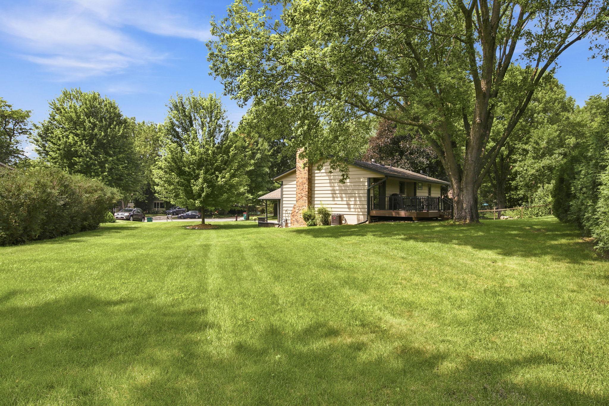 Large lot and beautiful green lawn!