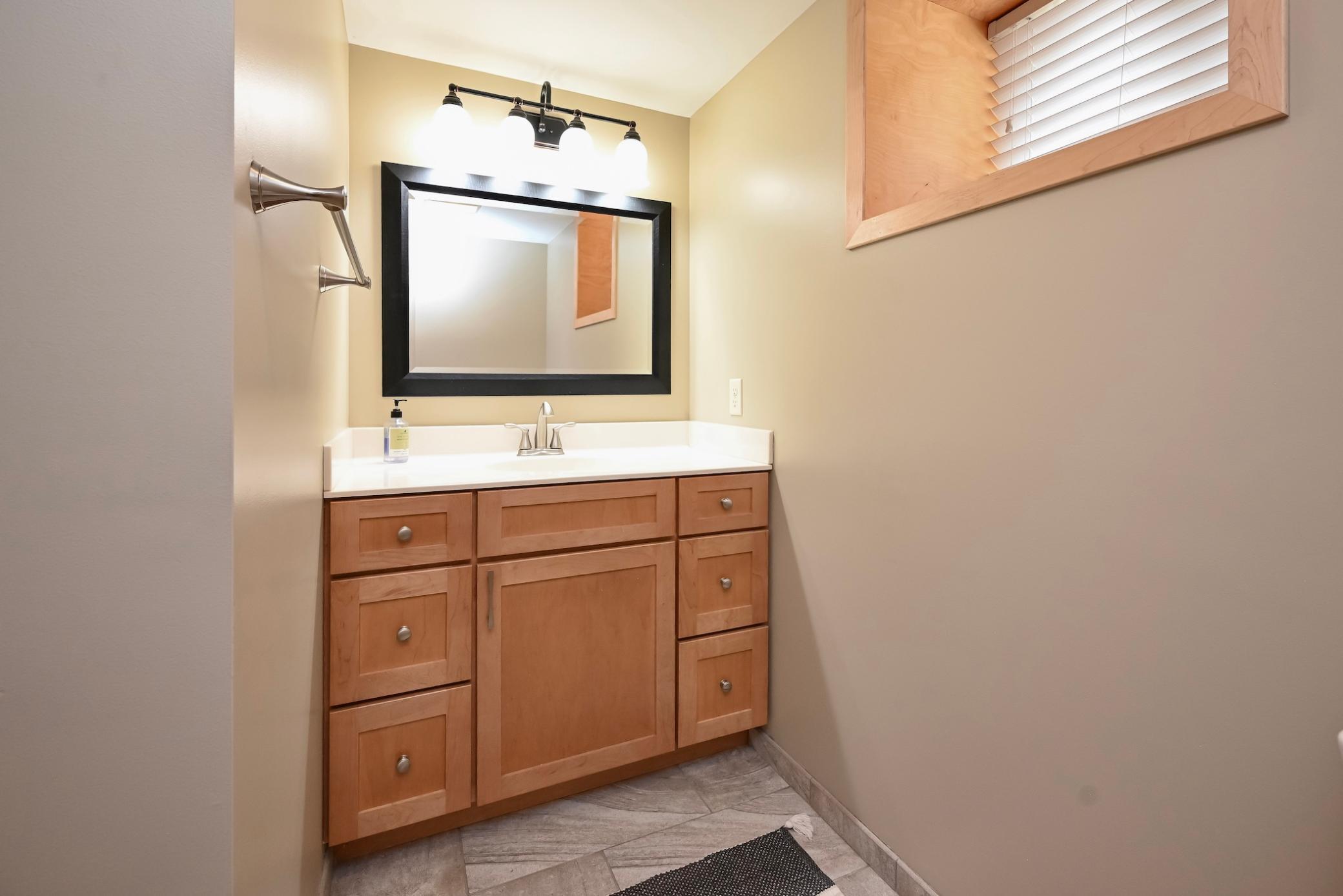 31 LL Bathroom I.jpg