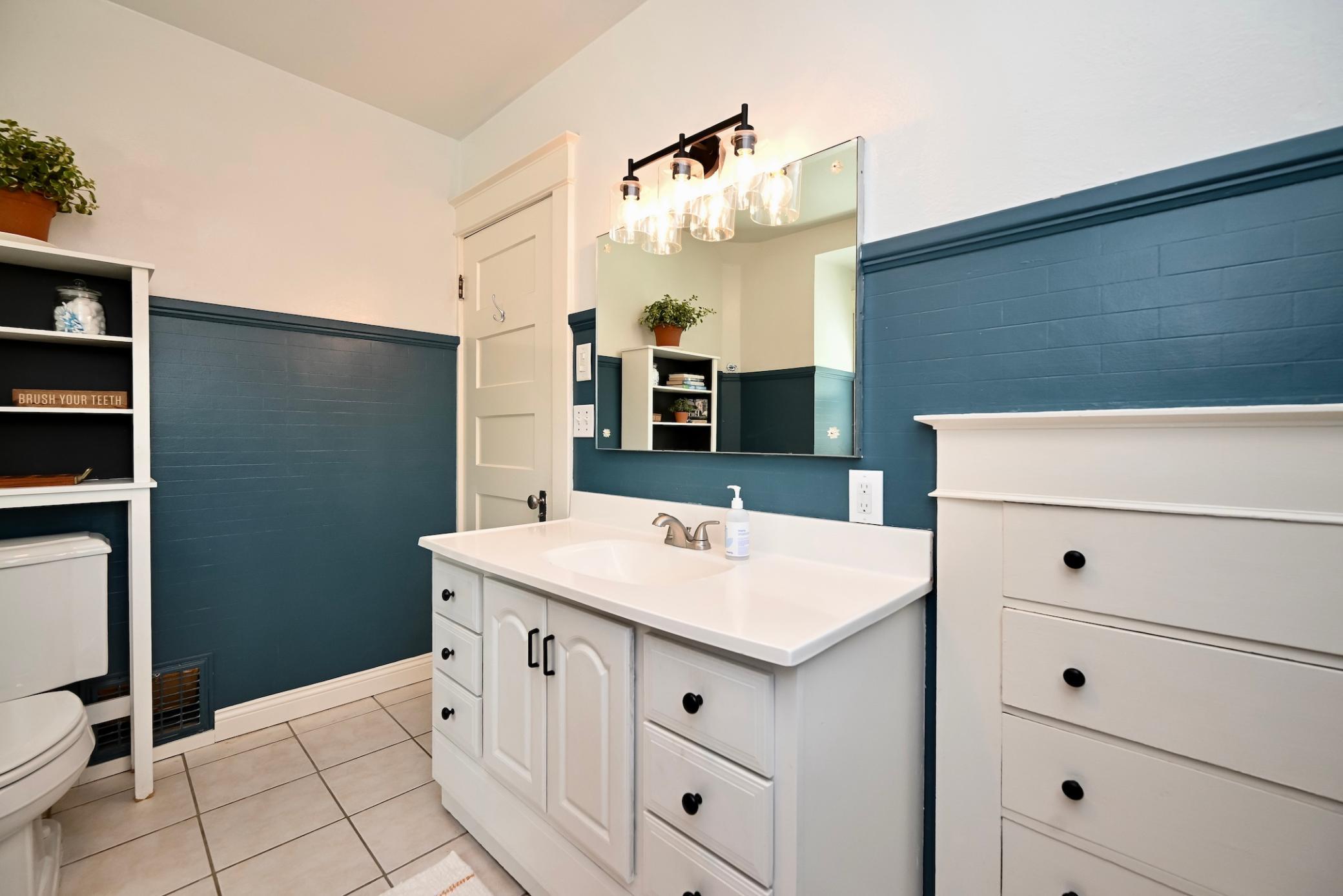24 UL Bathroom II.jpg