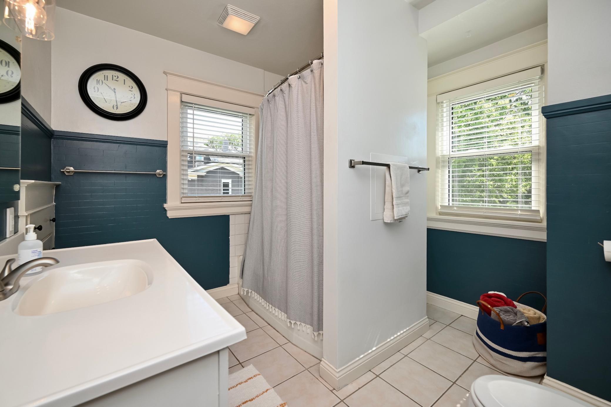 23 UL Bathroom I.jpg