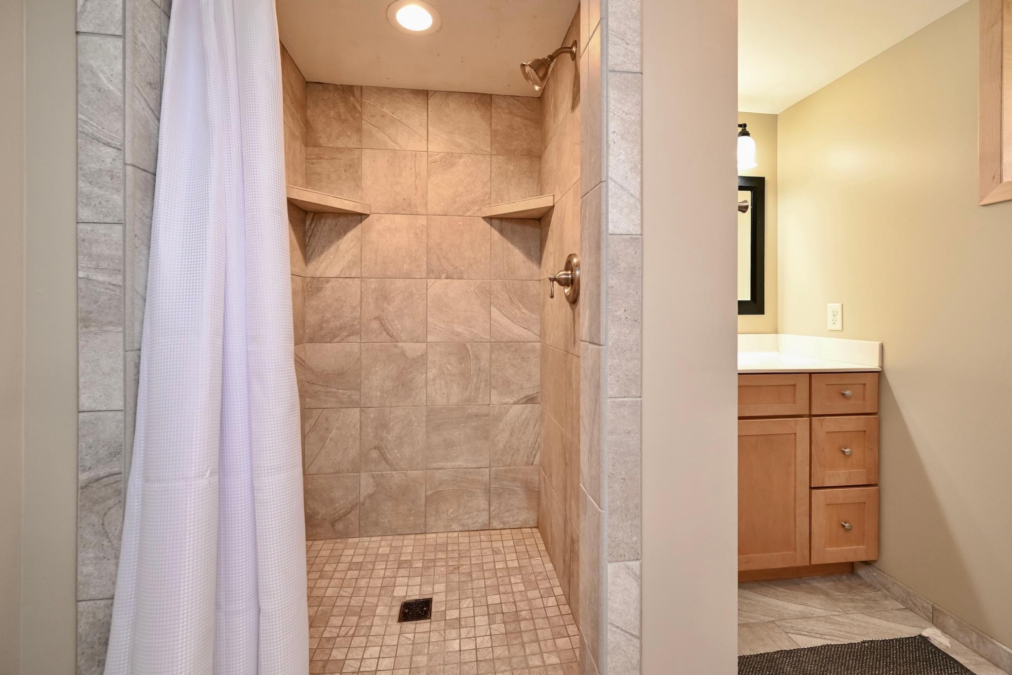 32 L Bathroom II.jpg