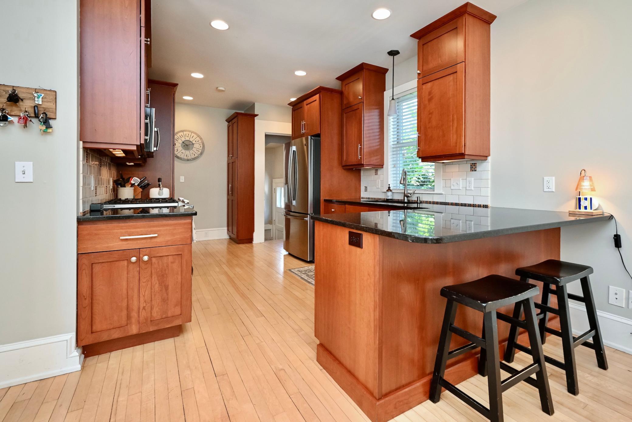 12 Kitchen & Breakfast Bar.jpg