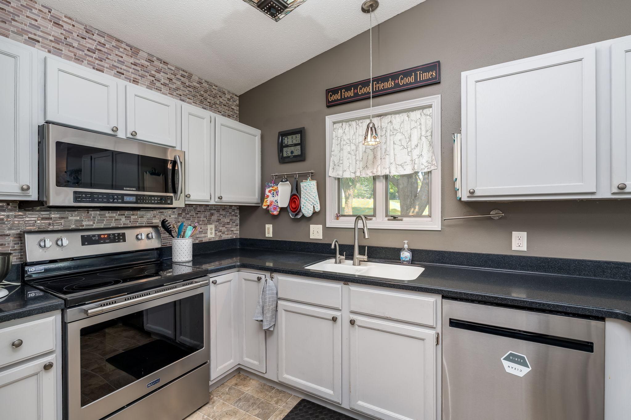 37-web-or-mls-6105-shamrock-dr.jpg