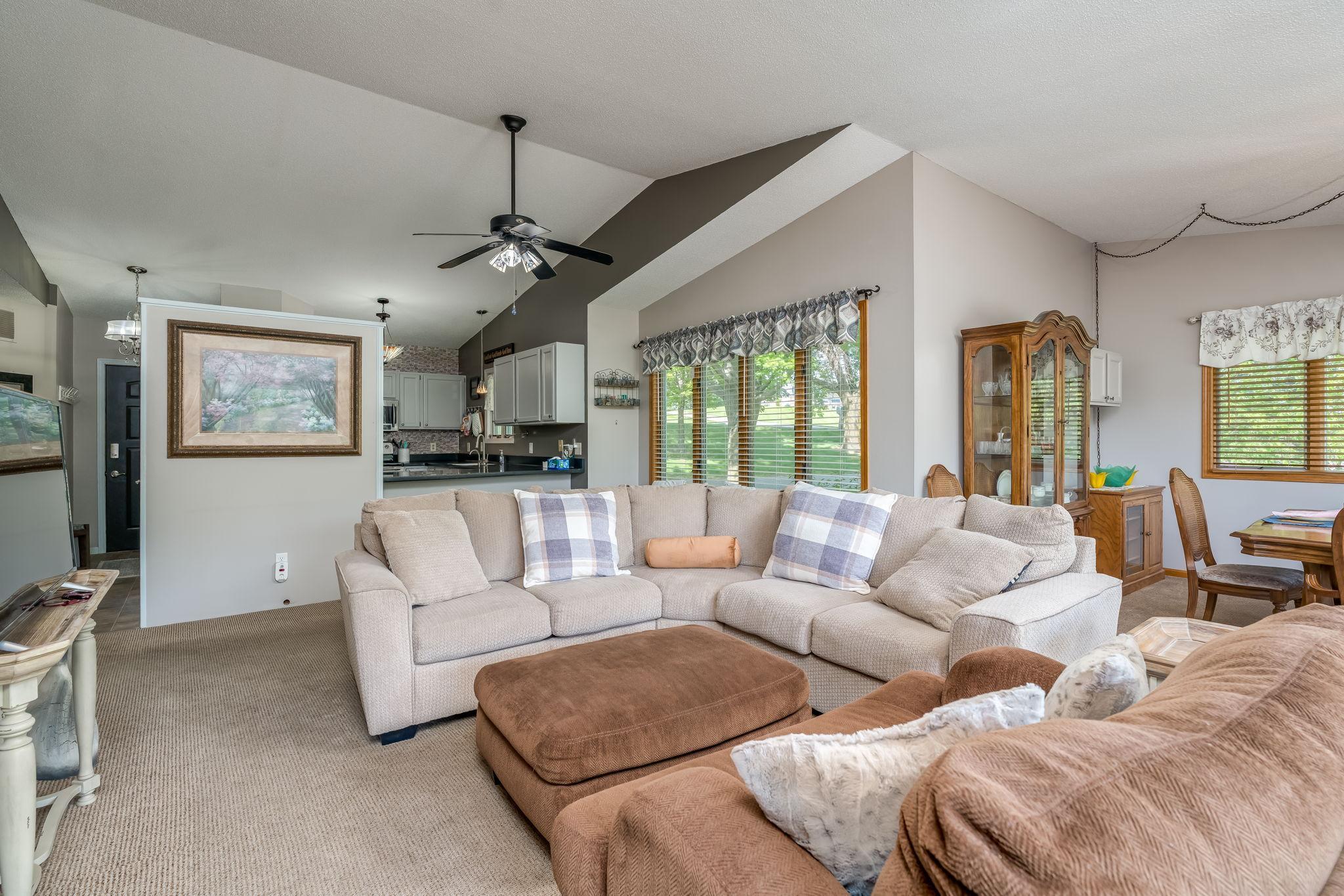 31-web-or-mls-6105-shamrock-dr.jpg