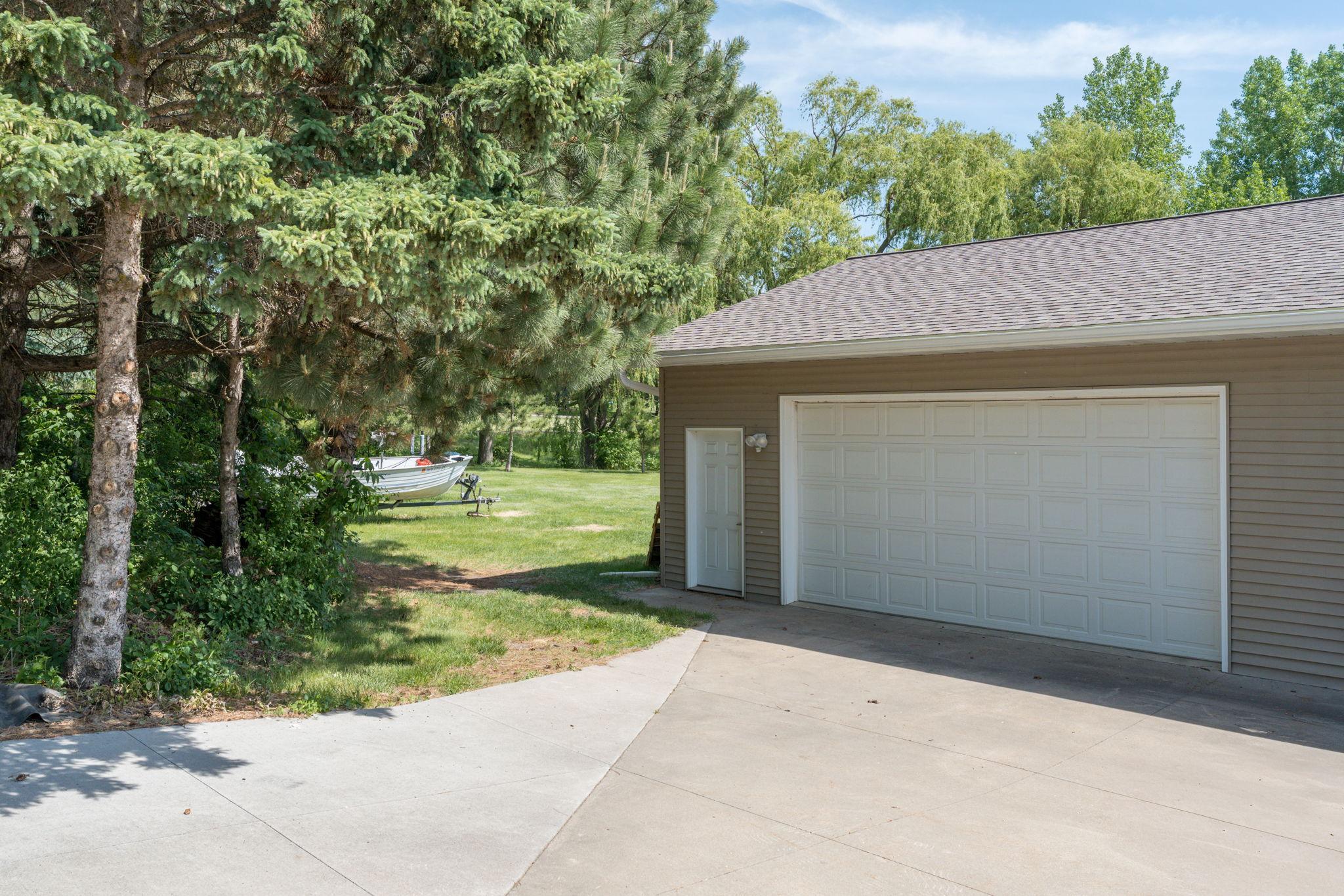 58-web-or-mls-6105-shamrock-dr.jpg
