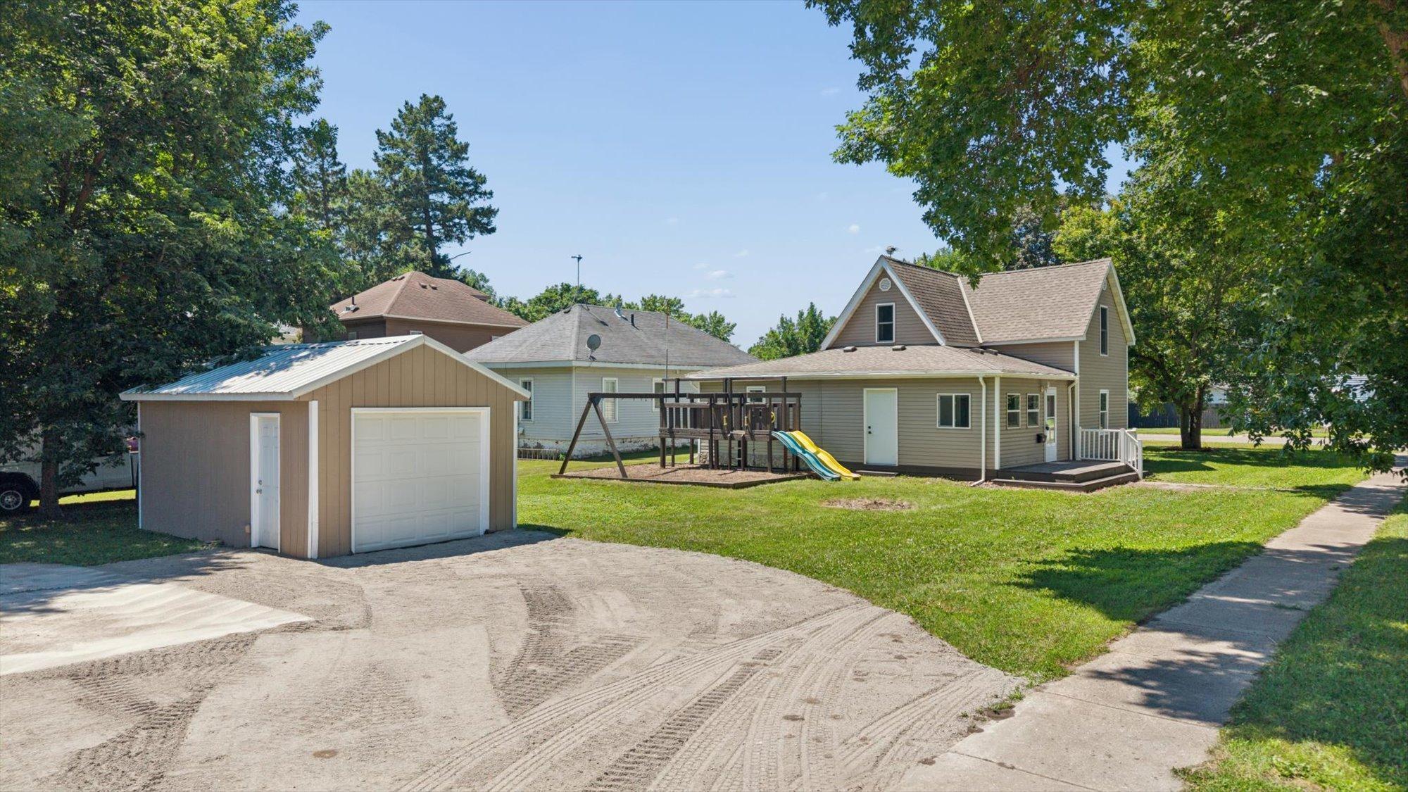 02-403 S Holcombe Ave, Litchfield, MN 55355_02.jpg