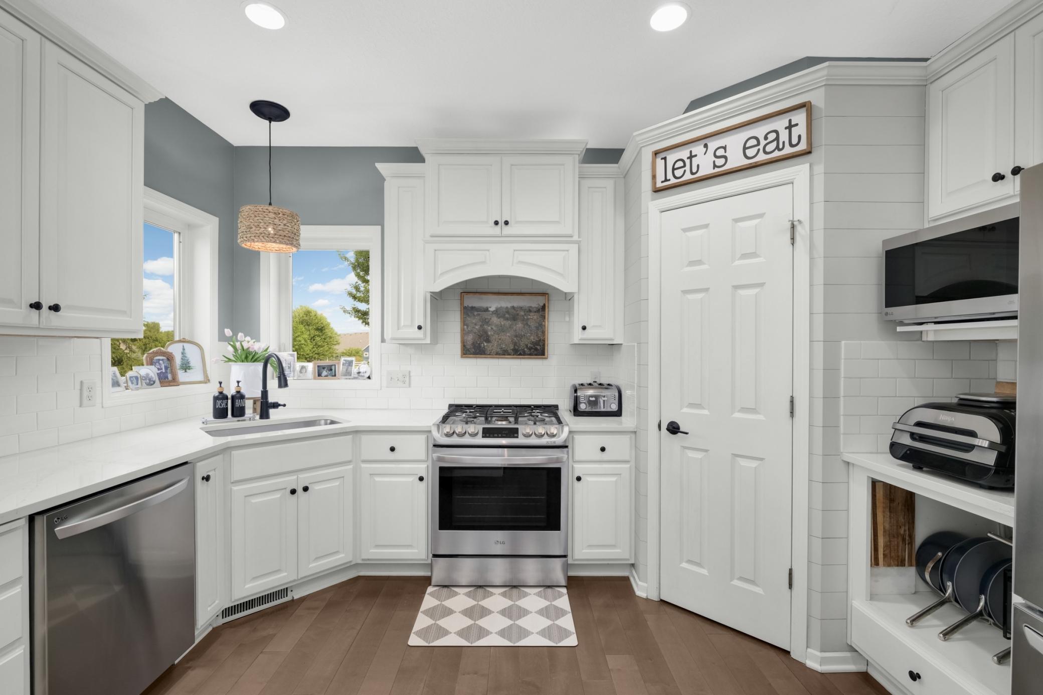 Stainless steel appliances and wonderful kitchen!