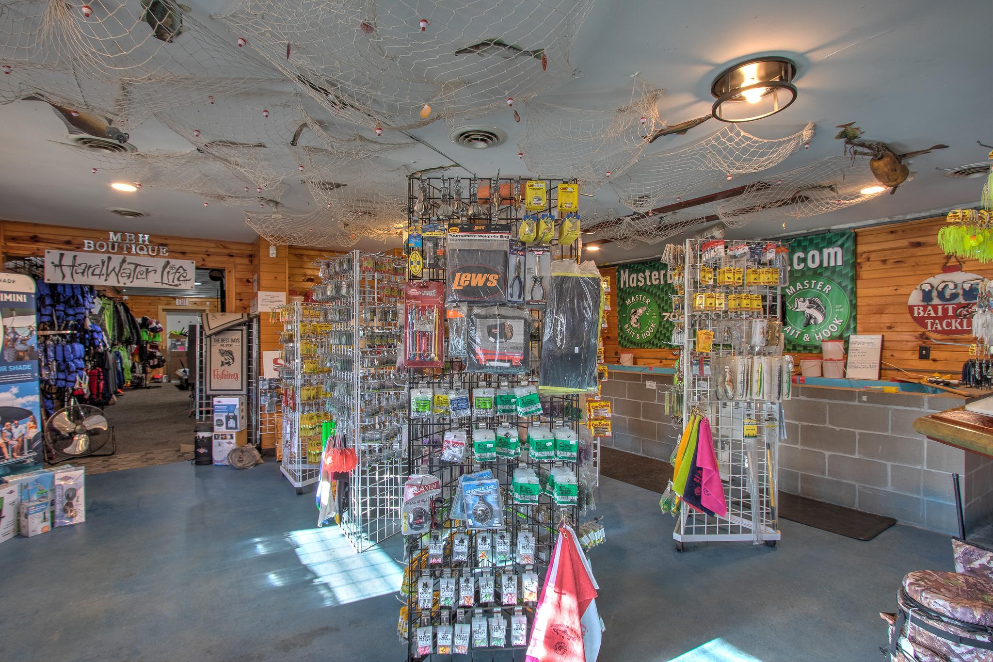Spacious retail/showroom area