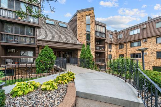 Attractive well maintain building offers amenities including full security, underground heated parking, library & meeting areas