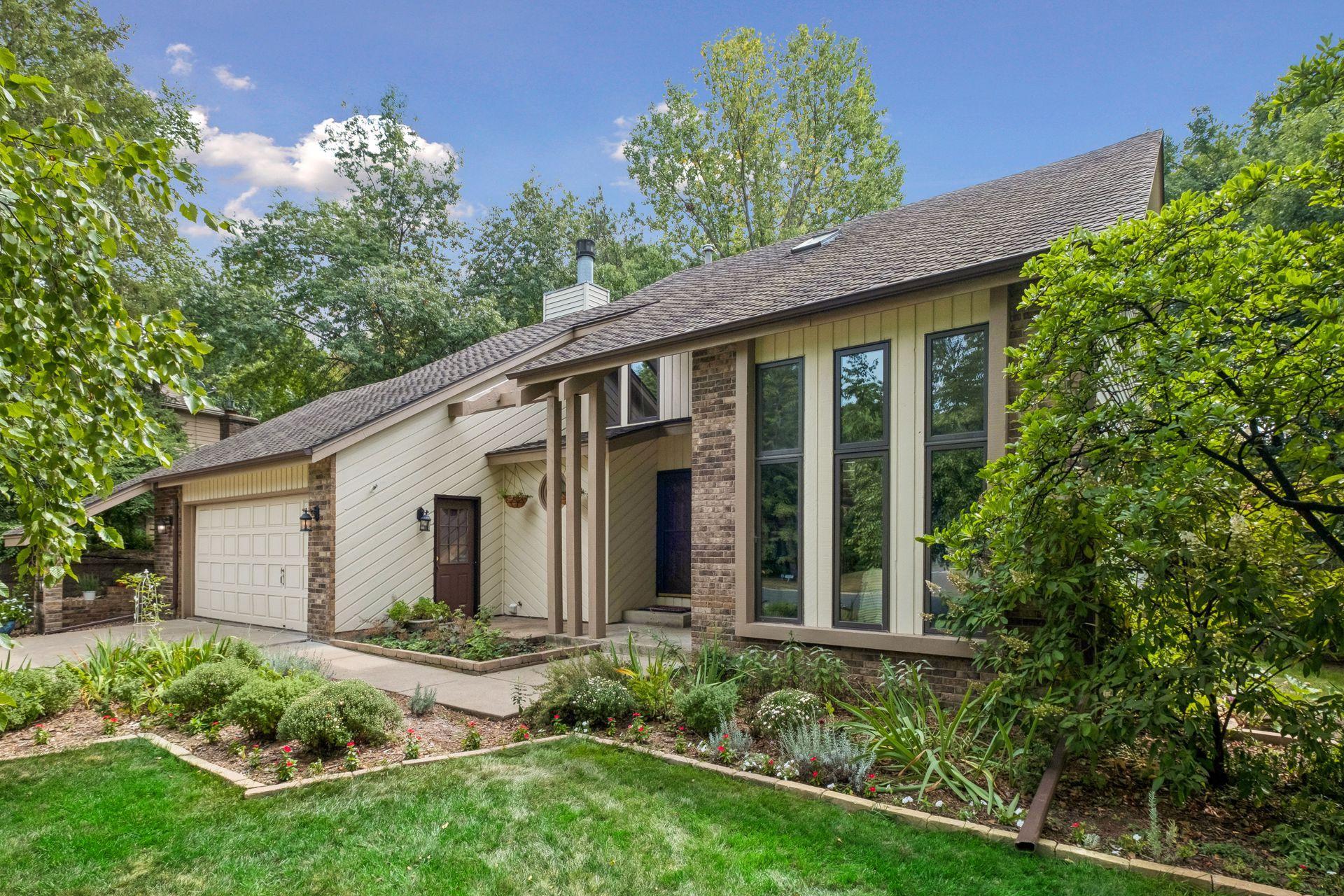 Well maintained home in desirable Eagan neighborhood!
