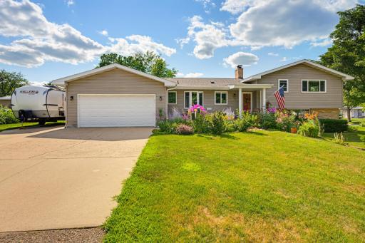 Photo for 870 Hanson Drive SW, Hutchinson, MN 55350 - listing #7111319 Welcome to this 4 bed 3 bath home nestled on a quiet street in desirable SW Hutchinson.
