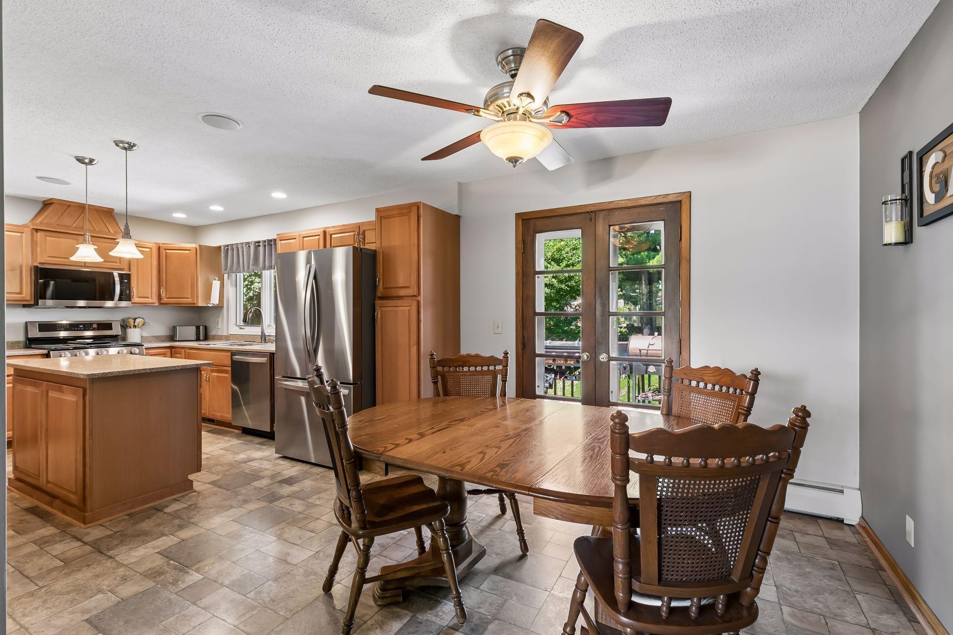 Open kitchen in to dining room