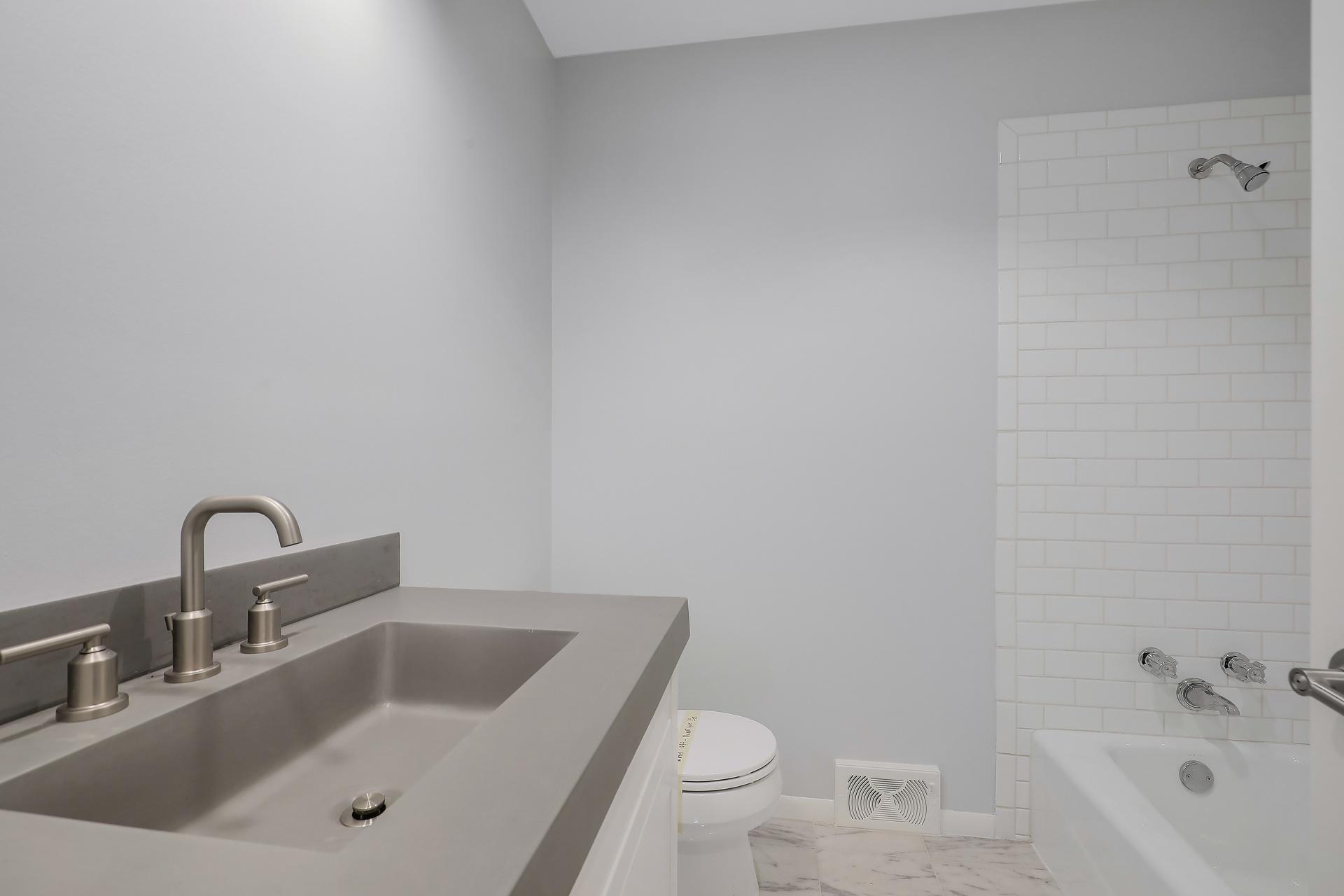 Main bathroom with tub