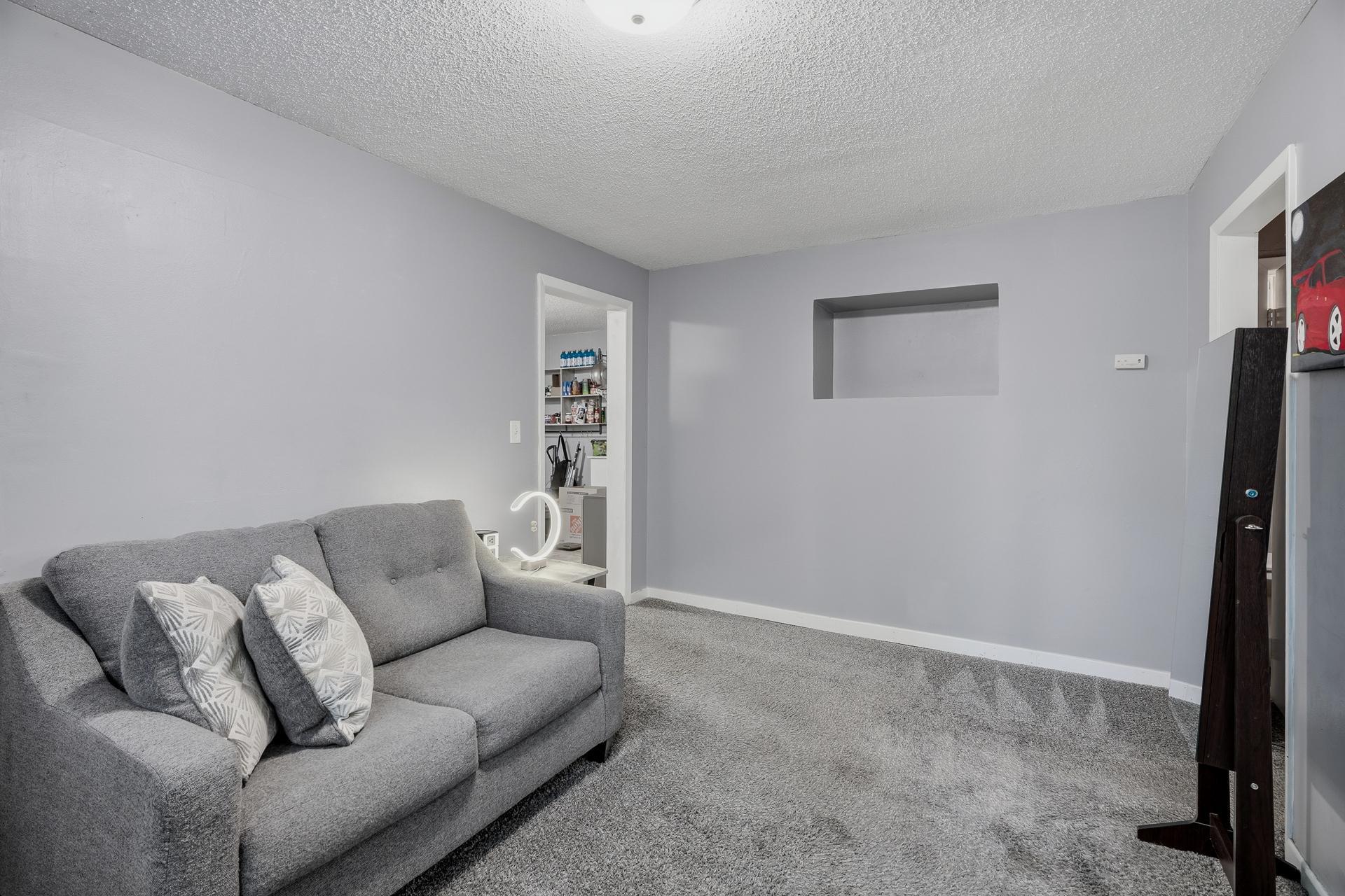 53 Dale St N MLS-18.jpg