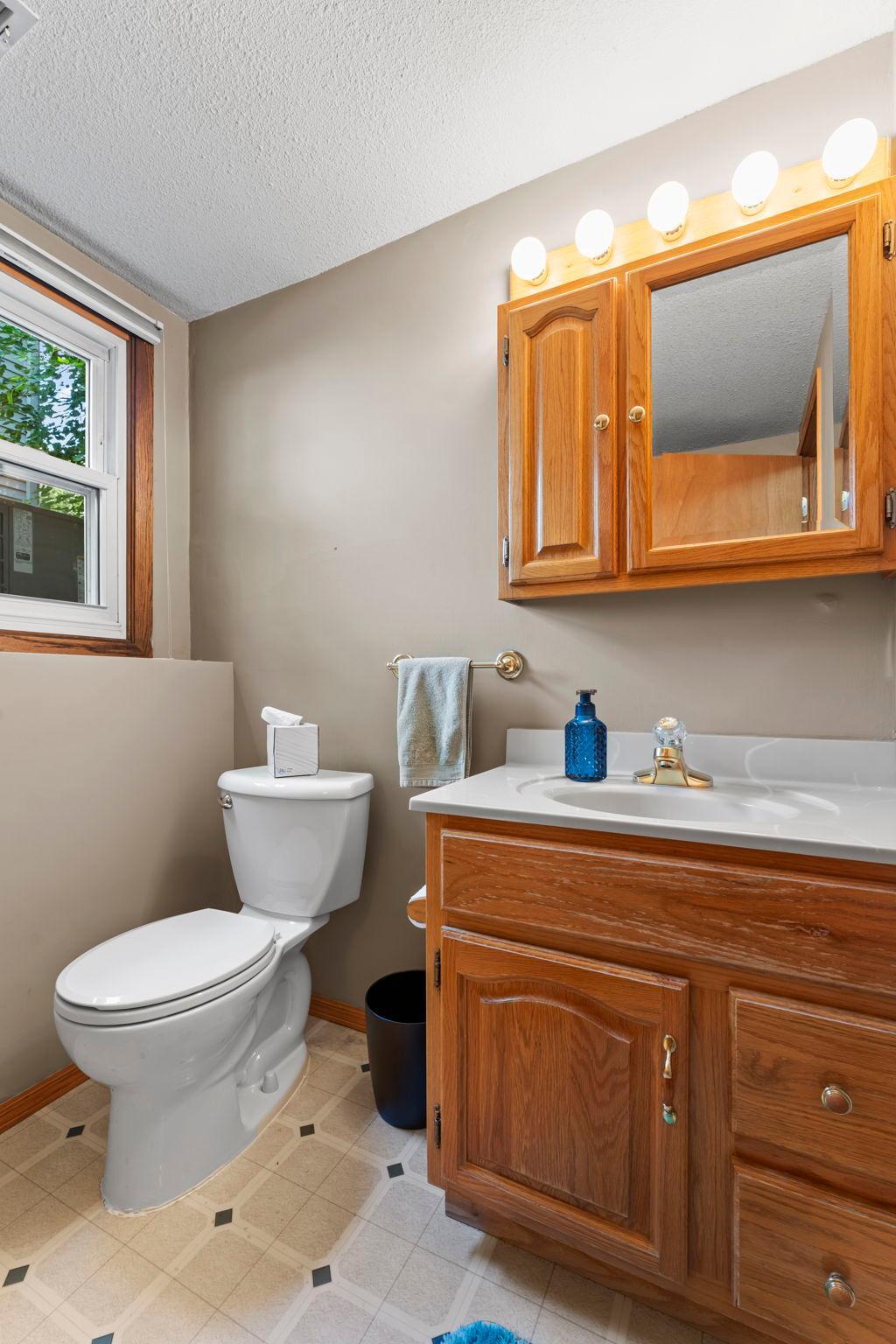 46-web-or-mls-7989 Eastwood Rd-188.jpg