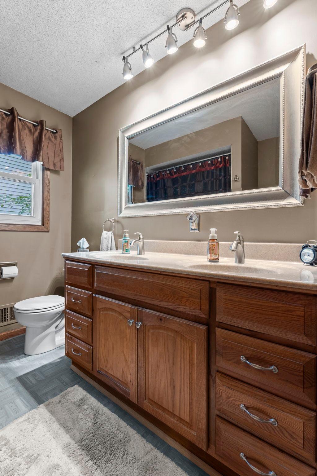 32-web-or-mls-7989 Eastwood Rd-133.jpg