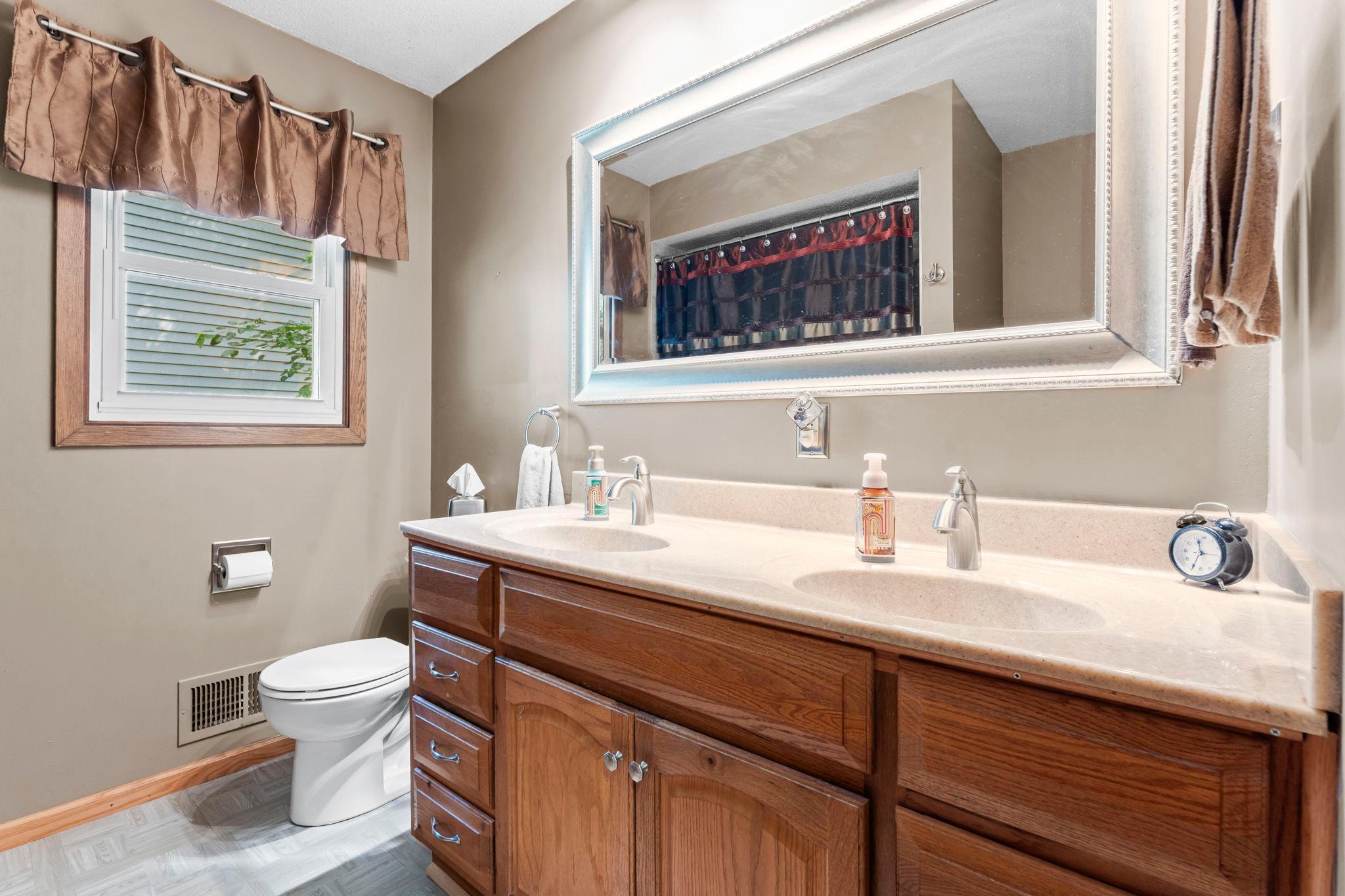 31-web-or-mls-7989 Eastwood Rd-128.jpg