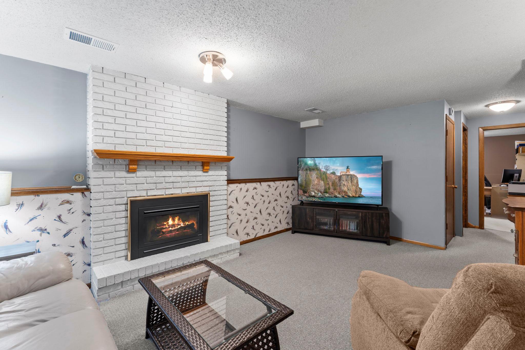 37-web-or-mls-7989 Eastwood Rd-213.jpg