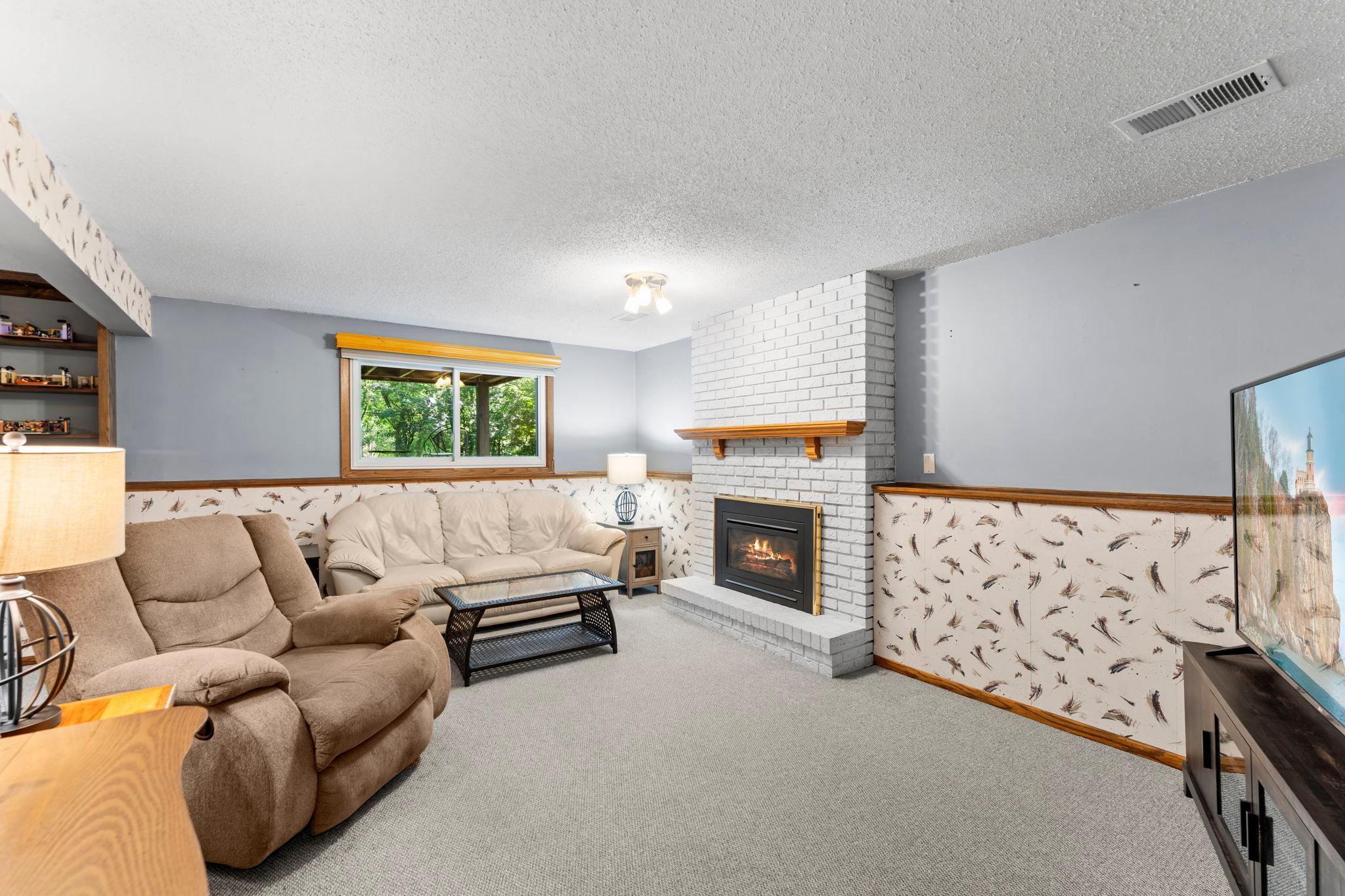 34-web-or-mls-7989 Eastwood Rd-198.jpg