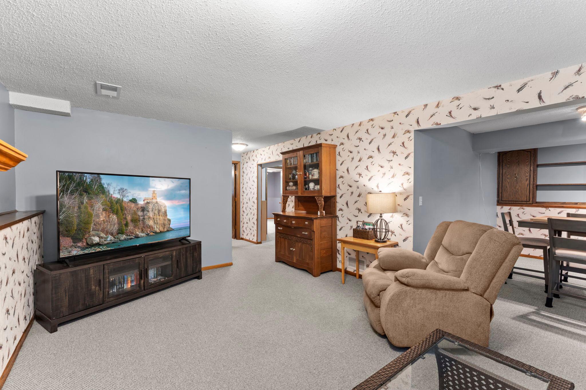 36-web-or-mls-7989 Eastwood Rd-208.jpg