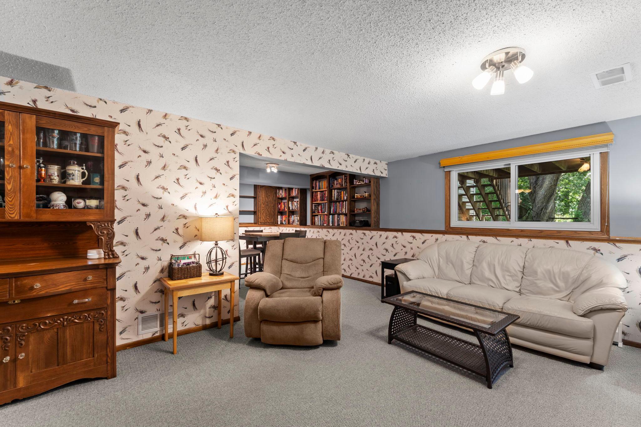 35-web-or-mls-7989 Eastwood Rd-203.jpg
