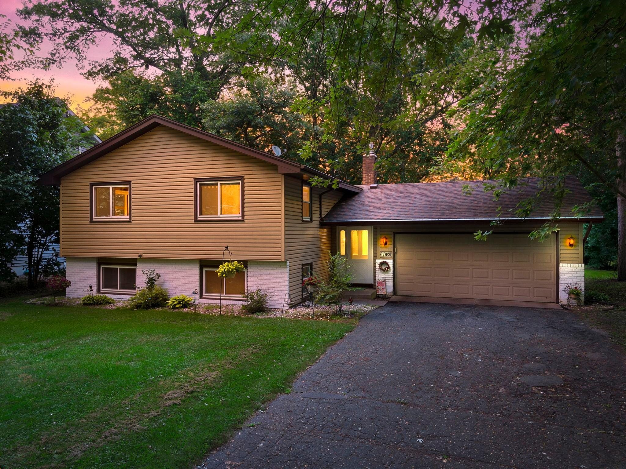 1-web-or-mls-7989 Eastwood Rd-236_1.jpg
