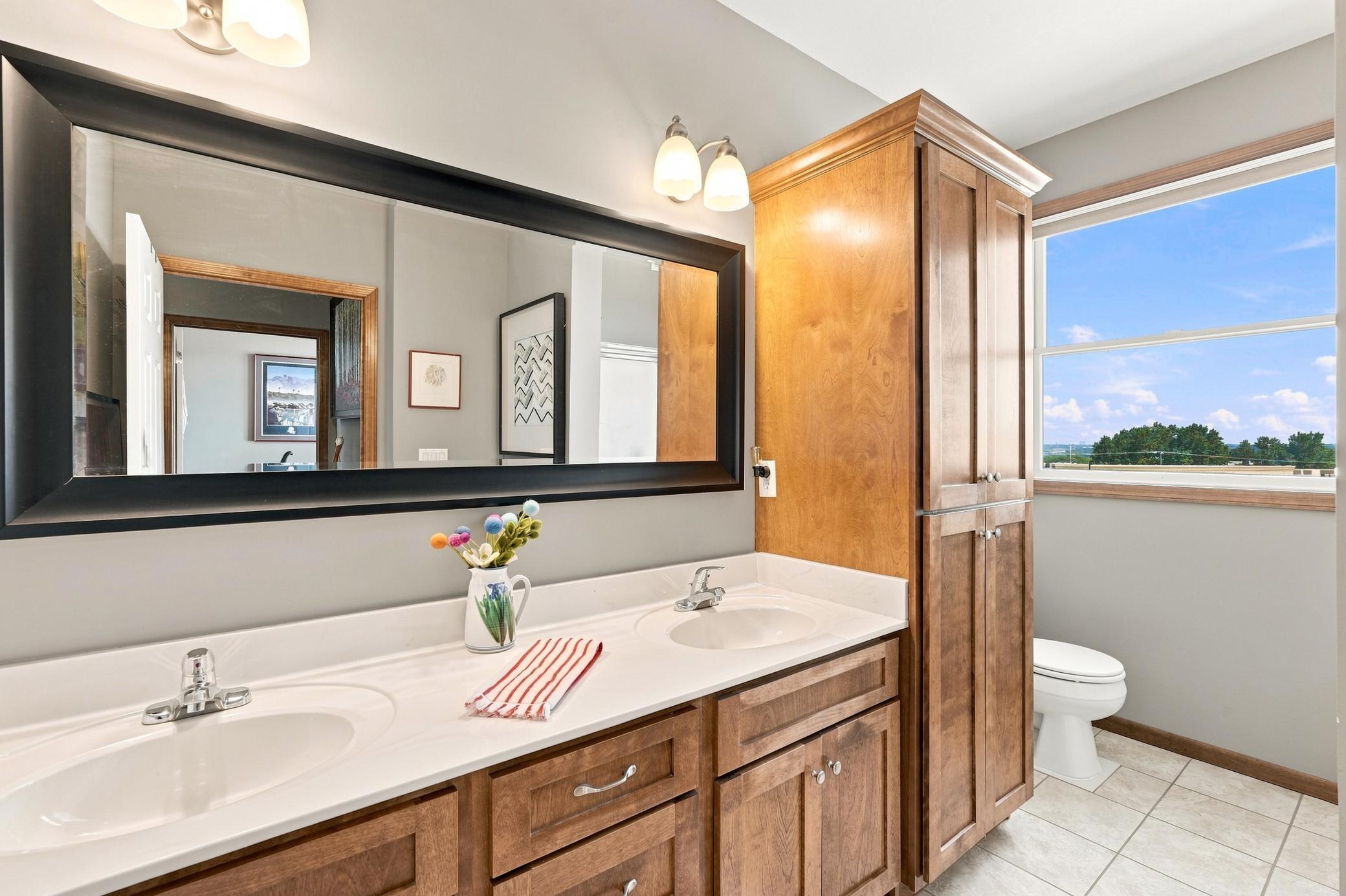 Full Bathroom 2 w/double vanities