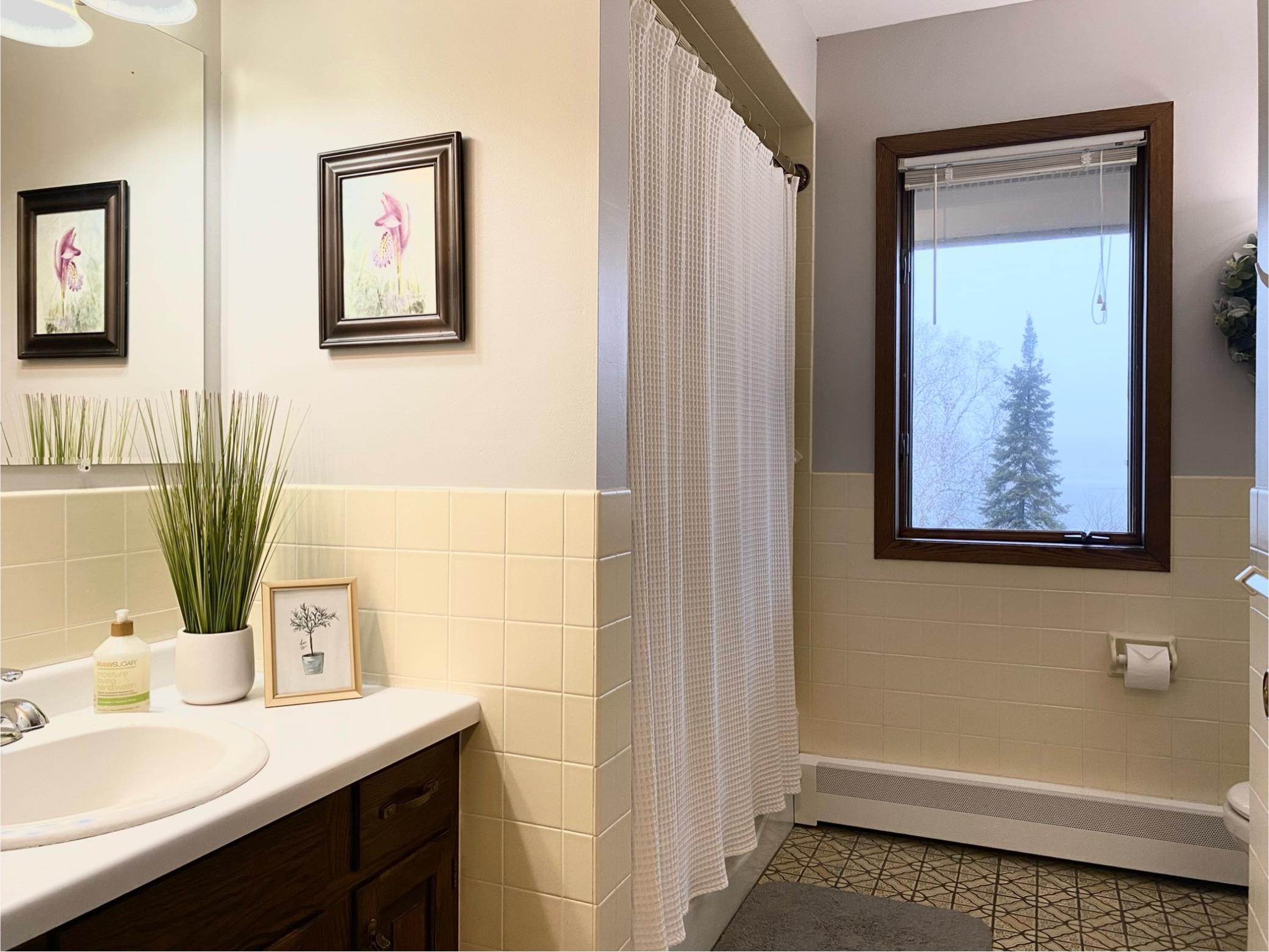 Upstairs full bathroom