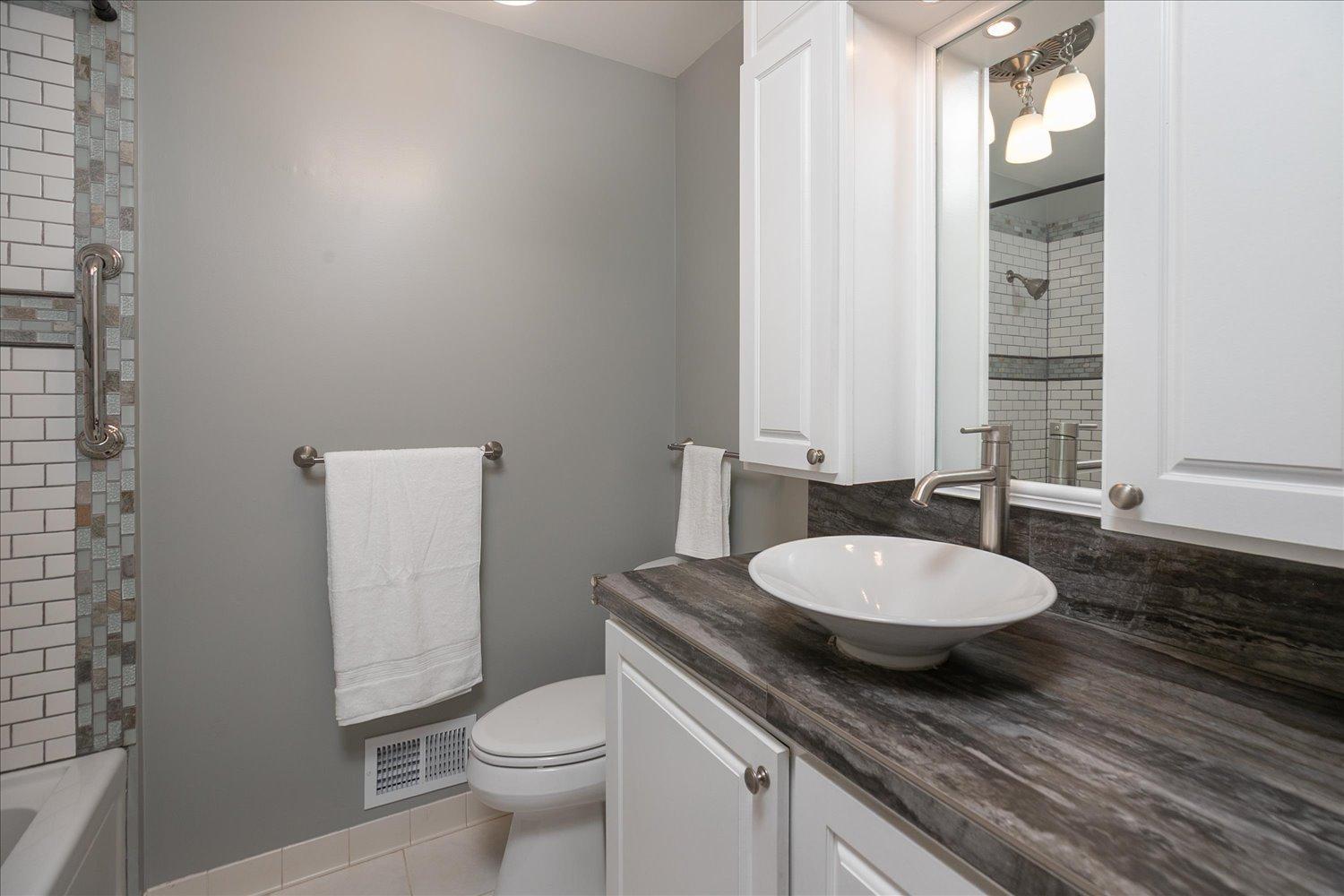 Refreshed full bathroom